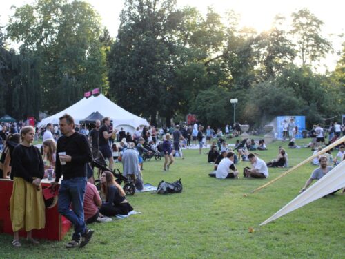 FOTO: V Hradci začal divadelní festival Regiony. Ulice zaplnily stovky lidí