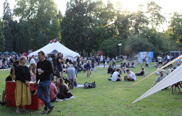 FOTO: V Hradci začal divadelní festival Regiony. Ulice zaplnily stovky lidí
