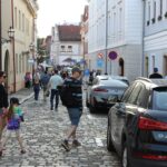 FOTO: V Hradci začal divadelní festival Regiony. Ulice zaplnily stovky lidí