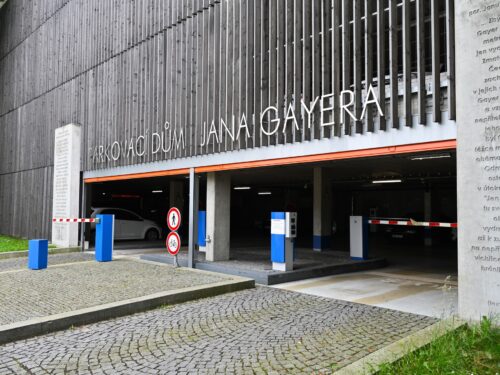 Komplikace pro řidiče. Parkovací dům Jana Gayera čeká od středy do neděle uzavírka