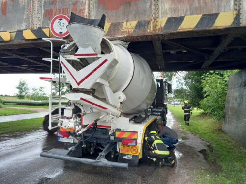 Pod viaduktem v ulici Jana Černého opět uvízlo nákladní auto. Doprava kvůli tomu stojí