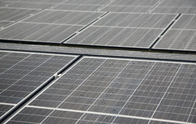 Na střechy hradeckých škol míří soláry, energii využije i koupaliště Flošna