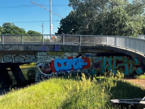 Populární graffiti na mostě U Soutoku už neexistuje, někdo ho kompletně překryl