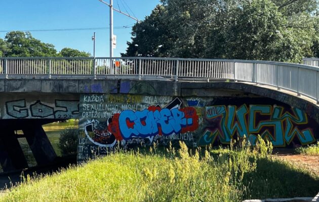 Populární graffiti na mostě U Soutoku už neexistuje, někdo ho kompletně překryl