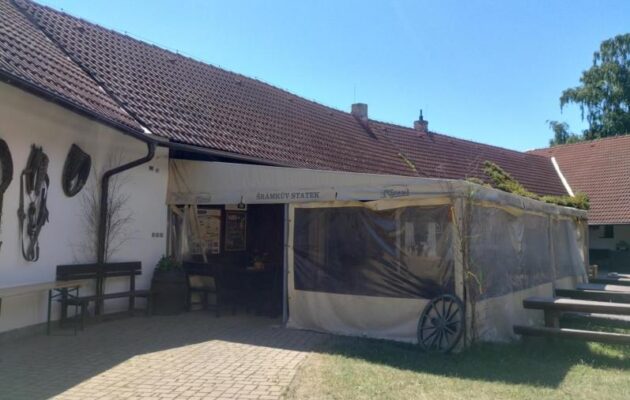 FOTO: Špína a trus hlodavců. Inspekce uzavřela hospodu na Šrámkově statku