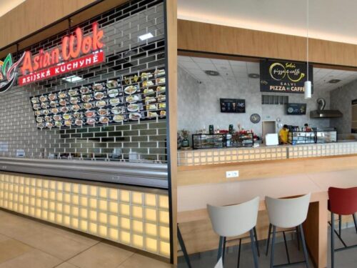 OBRAZEM: Špína a švábi. Inspektoři uzavřeli v OC Kukleny asijské bistro i pizzerii