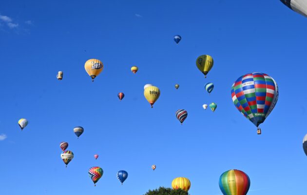 OBRAZEM: Oblohu nad Hradcem zaplnilo 80 horkovzdušných balónů