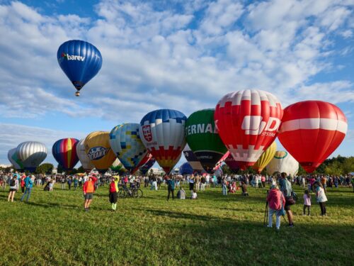 Nad Hradec se vrátí 51 balónů. Balónové nebe nabídne soutěžní lety i noční žárovky