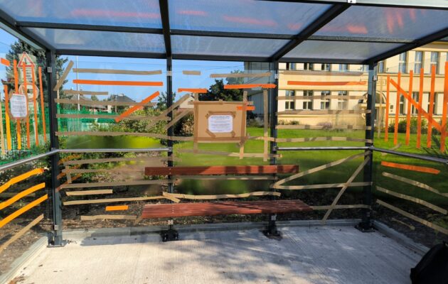 „Zabiják ptáků“ v Ruseku: ekolog se zlobí na Technické služby, zastávku sám polepil