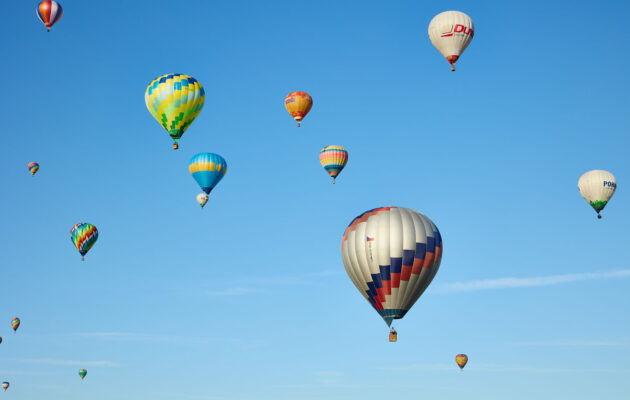 Český rekord: Nad Hradcem letělo 81 balonů, další program mění počasí