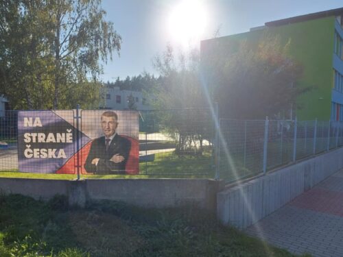 Politickou reklamu u ZŠ Sion prověřuje Česká školní inspekce. Bannery s Babišem mezitím zmizely