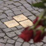 FOTO: V Hradci přibylo dalších 15 kamenů zmizelých, připomínají oběti nacismu
