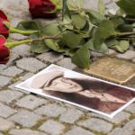 FOTO: V Hradci přibylo dalších 15 kamenů zmizelých, připomínají oběti nacismu