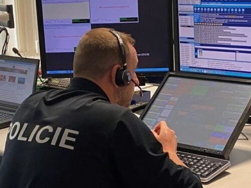 Hrozil výbuchem a chtěl desítky tisíc. Hradečtí policisté dopadli opilého vyděrače