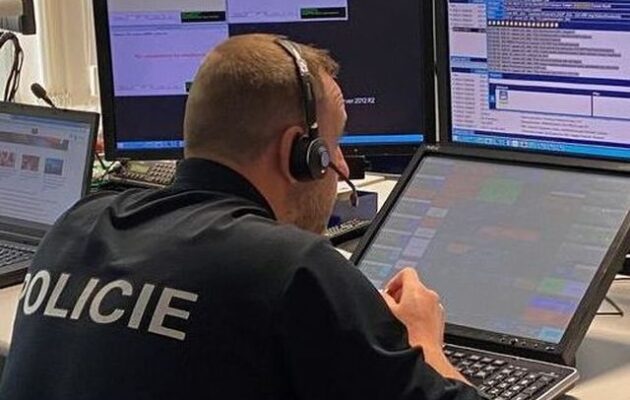 Hrozil výbuchem a chtěl desítky tisíc. Hradečtí policisté dopadli opilého vyděrače