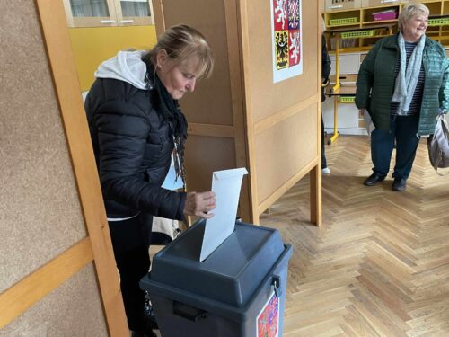 O Senát na Hradecku se utká sedm kandidátů. Mandát obhajuje Holásek