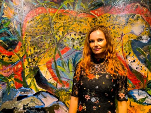 Malířka pestrými obrazy vyzývá k tanci jako k symbolu a proměně života