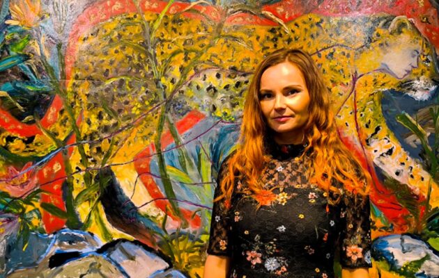 Malířka pestrými obrazy vyzývá k tanci jako k symbolu a proměně života