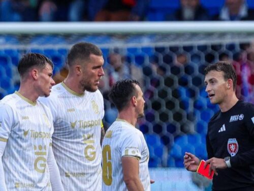 Šest branek, červená a infarktový závěr. Hradec v deseti remizoval v Plzni 3:3