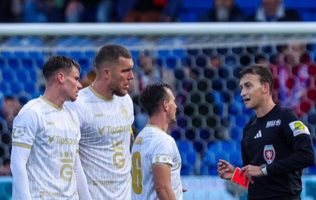 Šest branek, červená a infarktový závěr. Hradec v deseti remizoval v Plzni 3:3