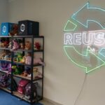 FOTO: Hradec otevřel třetí re-use bazar, nabízí oděvy, textil a věci pro děti
