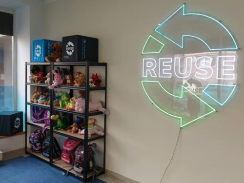 FOTO: Hradec otevřel třetí re-use bazar, nabízí oděvy, textil a věci pro děti