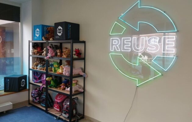 FOTO: Hradec otevřel třetí re-use bazar, nabízí oděvy, textil a věci pro děti