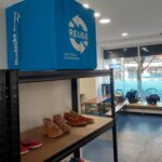 FOTO: Hradec otevřel třetí re-use bazar, nabízí oděvy, textil a věci pro děti