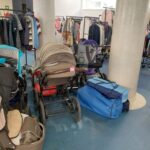 FOTO: Hradec otevřel třetí re-use bazar, nabízí oděvy, textil a věci pro děti