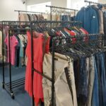 FOTO: Hradec otevřel třetí re-use bazar, nabízí oděvy, textil a věci pro děti