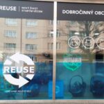 FOTO: Hradec otevřel třetí re-use bazar, nabízí oděvy, textil a věci pro děti