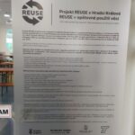 FOTO: Hradec otevřel třetí re-use bazar, nabízí oděvy, textil a věci pro děti
