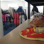 FOTO: Hradec otevřel třetí re-use bazar, nabízí oděvy, textil a věci pro děti