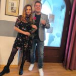 Malířka pestrými obrazy vyzývá k tanci jako k symbolu a proměně života