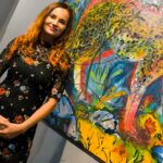 Malířka pestrými obrazy vyzývá k tanci jako k symbolu a proměně života