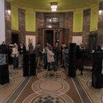 Dvojice výrazných umělců nabízí tvorbu na papíře a prostorové objekty