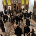 Dvojice výrazných umělců nabízí tvorbu na papíře a prostorové objekty