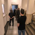 Dvojice výrazných umělců nabízí tvorbu na papíře a prostorové objekty