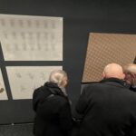 Dvojice výrazných umělců nabízí tvorbu na papíře a prostorové objekty