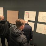 Dvojice výrazných umělců nabízí tvorbu na papíře a prostorové objekty