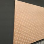 Dvojice výrazných umělců nabízí tvorbu na papíře a prostorové objekty