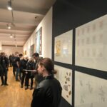 Dvojice výrazných umělců nabízí tvorbu na papíře a prostorové objekty