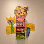 Dvojice výrazných umělců nabízí tvorbu na papíře a prostorové objekty