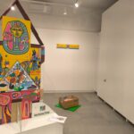 Dvojice výrazných umělců nabízí tvorbu na papíře a prostorové objekty