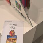 Dvojice výrazných umělců nabízí tvorbu na papíře a prostorové objekty