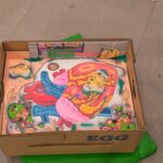 Dvojice výrazných umělců nabízí tvorbu na papíře a prostorové objekty