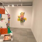 Dvojice výrazných umělců nabízí tvorbu na papíře a prostorové objekty