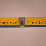 Dvojice výrazných umělců nabízí tvorbu na papíře a prostorové objekty