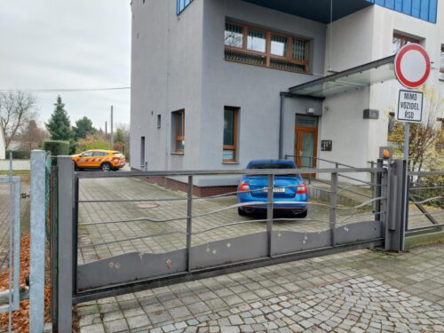 Razie na hradeckém ŘSD. Zasahuje tam Národní centrála proti organizovanému zločinu