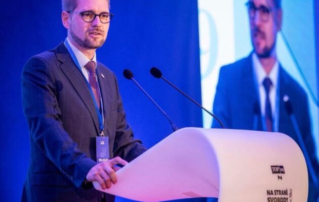 Po 32 letech je v čele parlamentní strany Hradečák. Havel se stal předsedou TOP 09